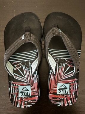 REEF Kids Ahi Flip Flop Sandals - Black Tropical Palm Print - Size 13/1